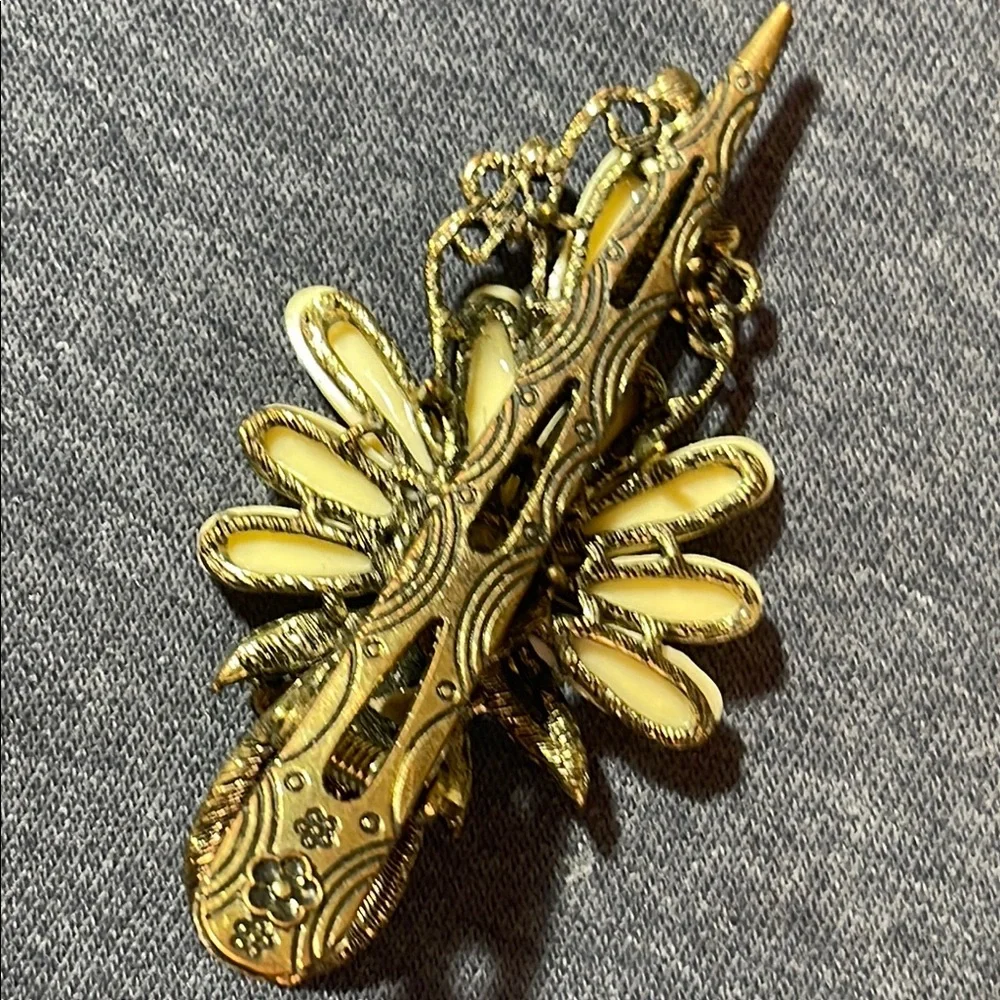 Elegant vintage Cream peacock hair clip